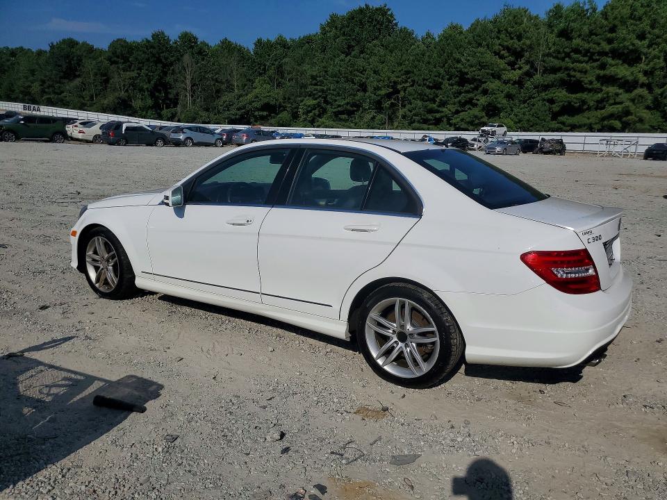 2014 Mercedes-benz VIN WDDGF8AB8ER319506 COPART salvage auction — MINOR DENT/SCRATCHES, Salvage Title, sold $700 on 2026-07-22 (photo 2)