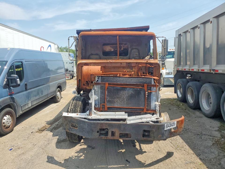 2000 Volvo Acl VIN 4V5JC2UE6YN869343 COPART salvage auction — BURN, Mi - Dealer Only Clean Title, sold $2,100 on 2026-08-08 (photo 5)