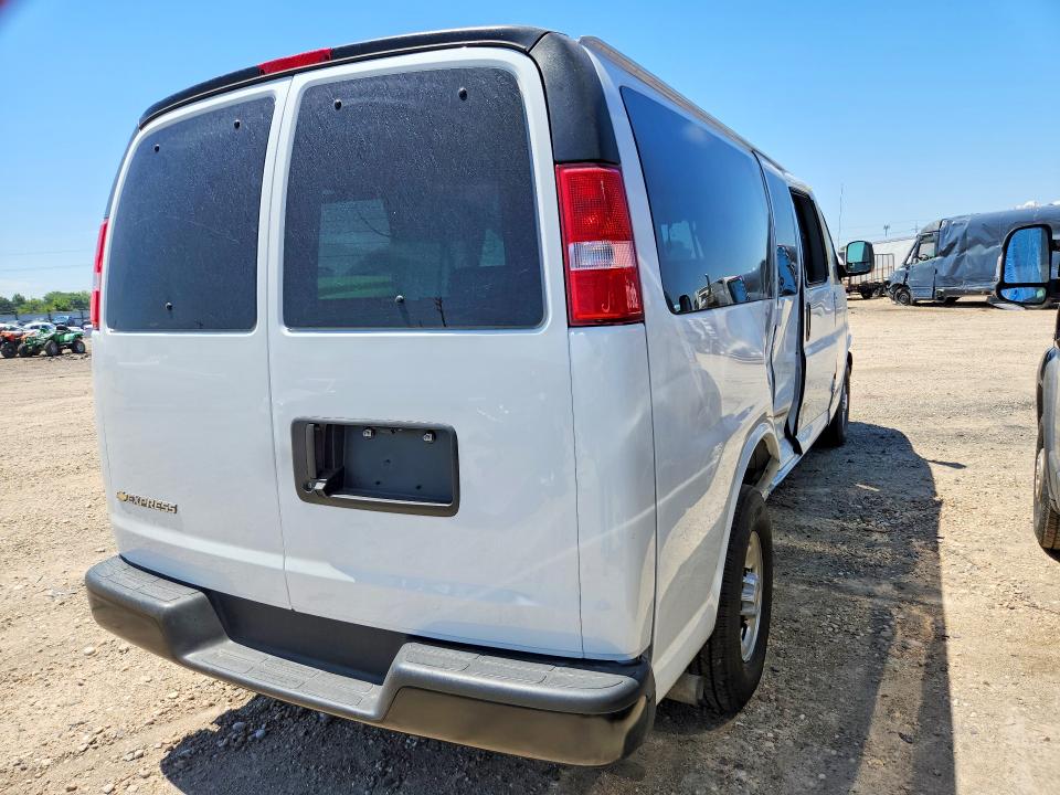 2025 Chevrolet VIN 1GAZGNFP5S1137204 COPART salvage auction — SIDE, Mo - Dealer Only Salvage Title (P), sold $17,800 on 2026-08-26 (photo 3)