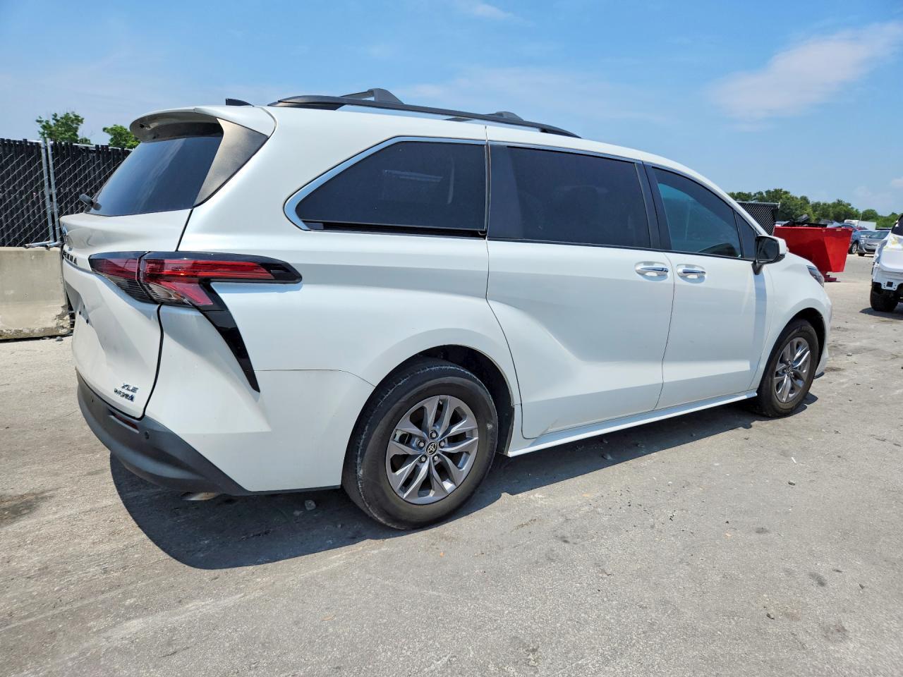 2022 Toyota Sienna VIN 5TDJRKEC5NS091585 COPART salvage auction — Front End, IN - CERT OF TITLE-SALVAGE TITLE, sold $21,200 on 2026-08-21 (photo 3)