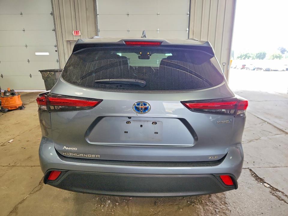 2021 Toyota Highlander VIN 5TDGBRCH4MS066049 COPART salvage auction — SIDE, Salvage Title, sold $12,500 on 2026-07-27 (photo 6)