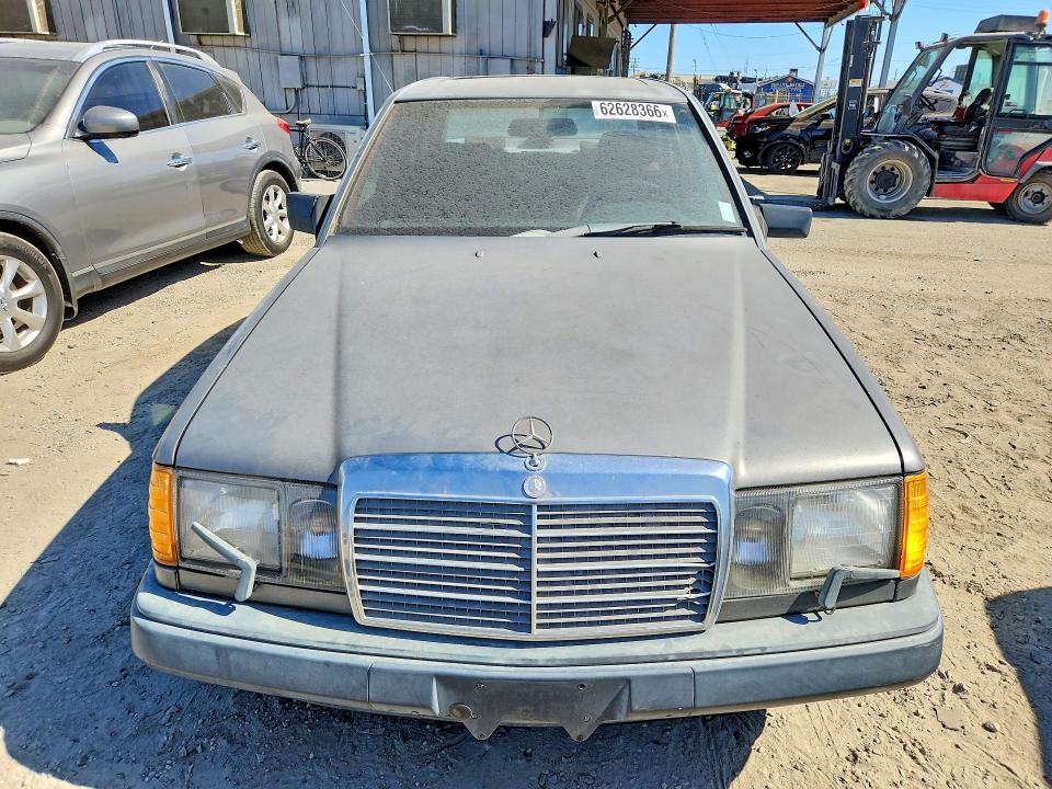 1989 Mercedes-benz VIN WDBEA30D6KA878020 COPART salvage auction — MINOR DENT/SCRATCHES, Ca - Dis/Dlr/Exp Clean W/Salv Hist, sold $350 on 2026-07-27 (photo 5)