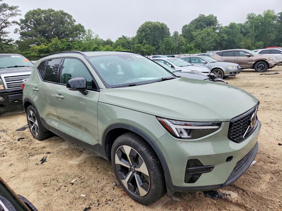 2024 Volvo Xc40 VIN YV4L12UK5R2215860 COPART salvage auction — SIDE, Md - Cert Of Salvage > 75% Damage, sold $7,400 on 2026-08-11 (photo 4)