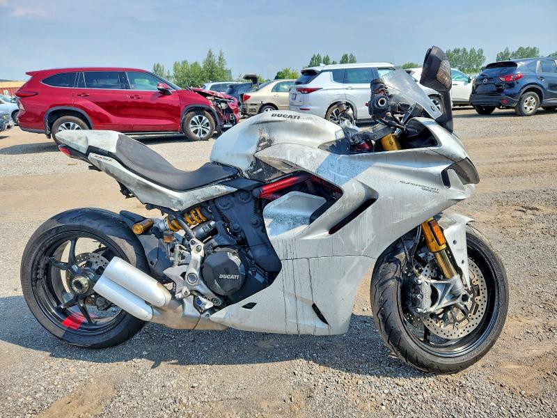 2022 Ducati Supersport VIN ZDMVABDS8NB003948 COPART salvage auction — BURN, On - Permit No Brand - Unfit, sold $6,200 on 2026-08-04 (photo 1)