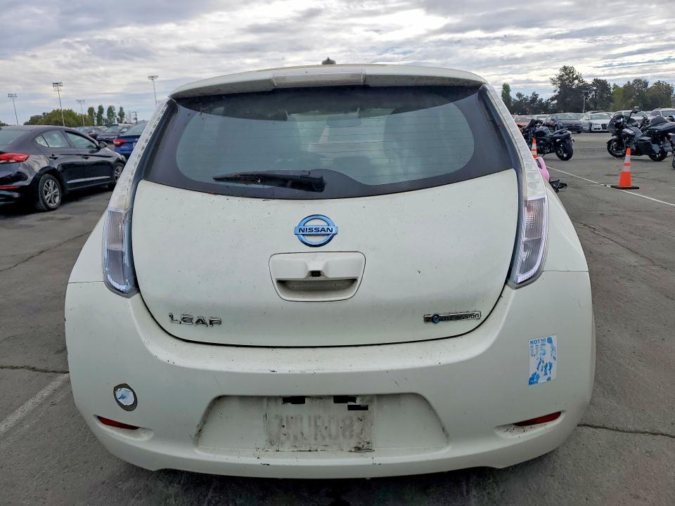 2011 Nissan Leaf VIN JN1AZ0CP6BT006652 COPART salvage auction — MINOR DENT/SCRATCHES, Ca - Dis/Dlr/Exp Only Clean Title, sold $425 on 2026-07-31 (photo 6)