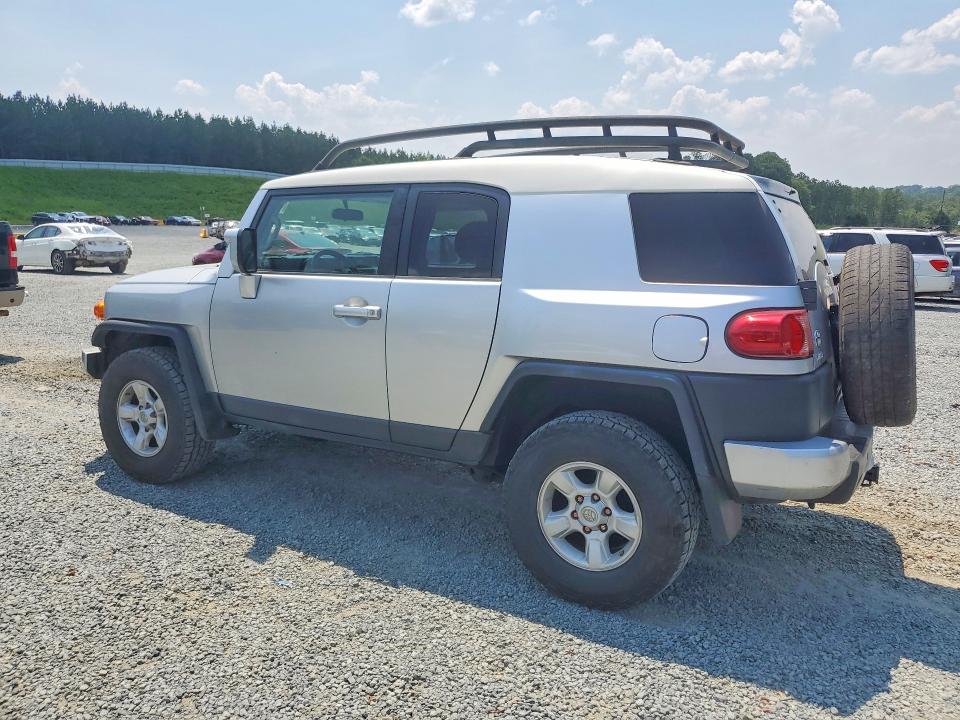 2007 Toyota Fj cruiser VIN JTEBU11F070073333 COPART salvage auction — SIDE, NC - DEALER ONLY CLEAN TITLE, sold $5,100 on 2026-07-30 (photo 2)