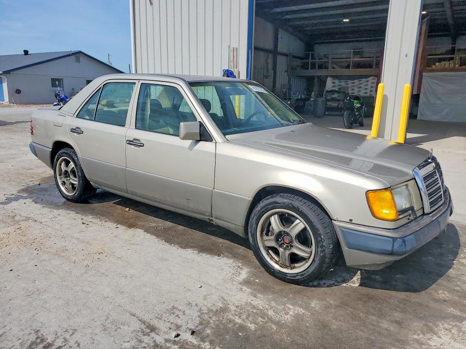 1992 Mercedes-benz 400 VIN WDBEA34E6NB793146 COPART salvage auction — MINOR DENT/SCRATCHES, TN - CERTIFICATE OF TITLE, sold $225 on 2026-07-27 (photo 4)