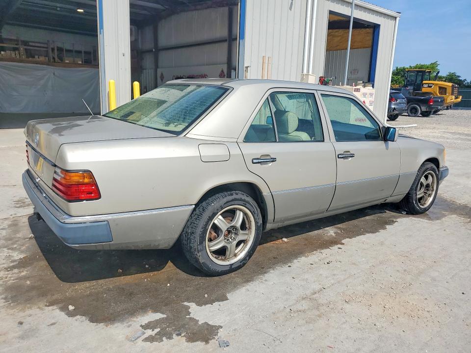 1992 Mercedes-benz 400 VIN WDBEA34E6NB793146 COPART salvage auction — MINOR DENT/SCRATCHES, TN - CERTIFICATE OF TITLE, sold $225 on 2026-07-27 (photo 3)