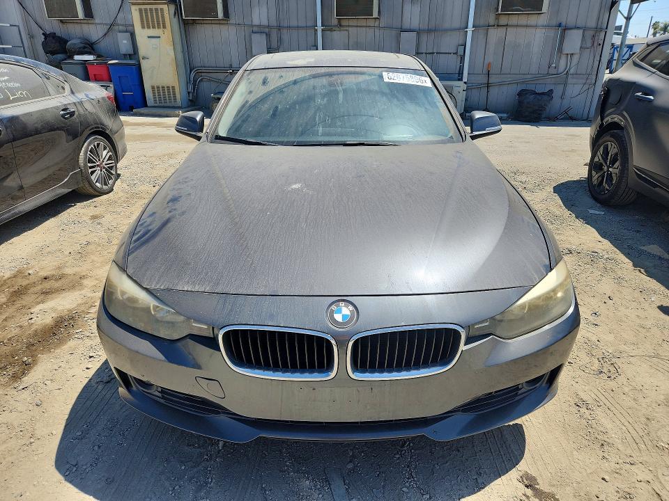 2012 BMW 3er VIN WBA3A5C56CF344719 COPART salvage auction — MINOR DENT/SCRATCHES, Ca - Dis/Dlr/Exp Only Clean Title, sold $575 on 2026-08-19 (photo 5)