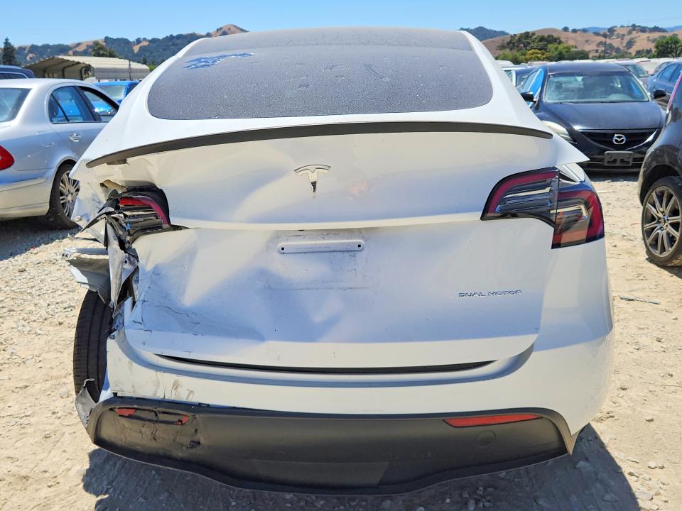 2023 Tesla Model y VIN 7SAYGDEE8PF690587 COPART salvage auction — REAR END, CA - SALVAGE CERTIFICATE, sold $2,300 on 2026-07-28 (photo 6)