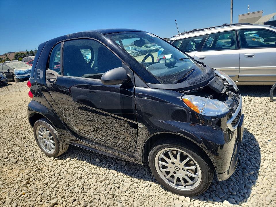 2014 Smart Fortwo VIN WMEEJ9AA3EK740265 COPART salvage auction — VANDALISM, CA - SALVAGE CERTIFICATE, sold $550 on 2026-08-06 (photo 4)