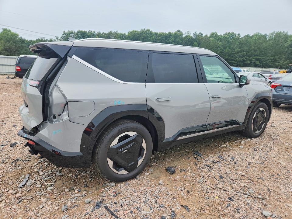 2026 Kia Ev9 VIN 5XYADFS50TG017304 COPART salvage auction — REAR END, VA - CERT OF TITLE - SALVAGE, sold $16,300 on 2026-08-31 (photo 3)