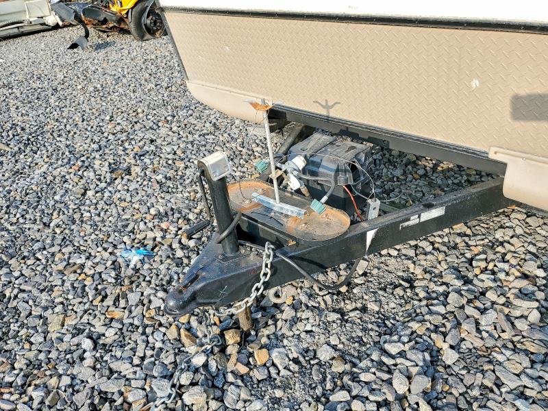 2017 Foresriver VIN 4X4TRLW21HD415680 COPART salvage auction — BURN, PA - CERTIFICATE OF SALVAGE, sold $950 on 2026-07-22 (photo 8)