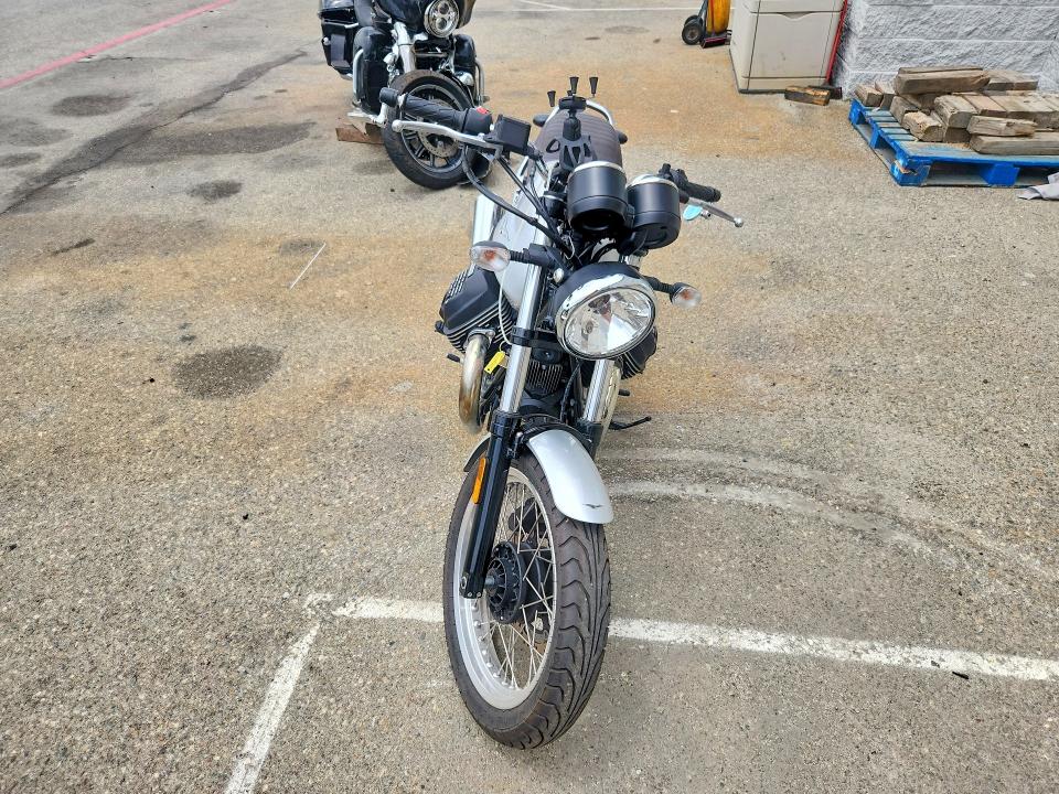 2020 Moto guzzi VIN ZGULDUA05LM000447 COPART salvage auction — NORMAL WEAR, CA - DIS/DLR/EXP ONLY CLEAN TITLE, sold $60 on 2026-07-30 (photo 2)