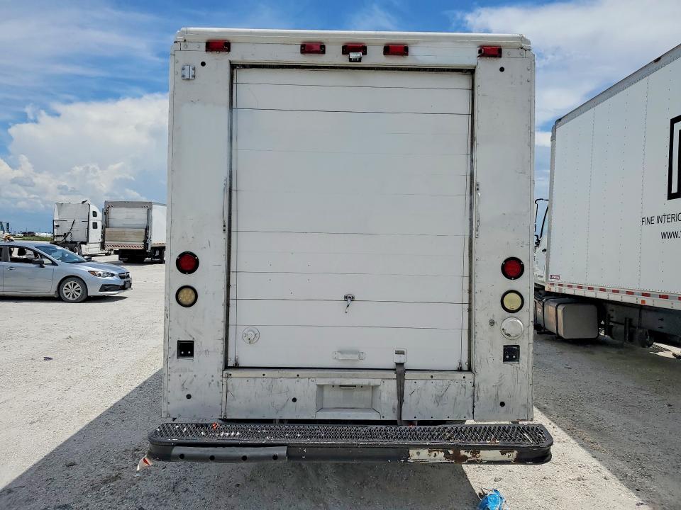 2004 Workhorse P42 VIN 5B4KP42U743389452 COPART salvage auction — MINOR DENT/SCRATCHES, FL - CERTIFICATE OF TITLE, sold $3,000 on 2026-09-21 (photo 6)