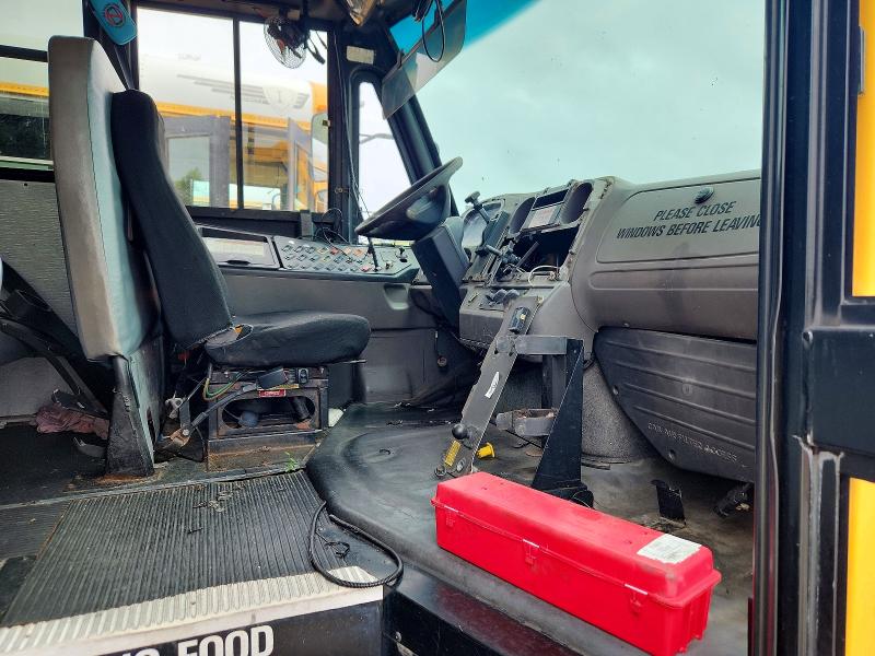 2009 Thomas Saf-t-liner c2 VIN 4UZABRDT09CAE3461 COPART salvage auction — MINOR DENT/SCRATCHES, LA - CERTIFICATE OF TITLE, sold $1,450 on 2026-09-01 (photo 5)