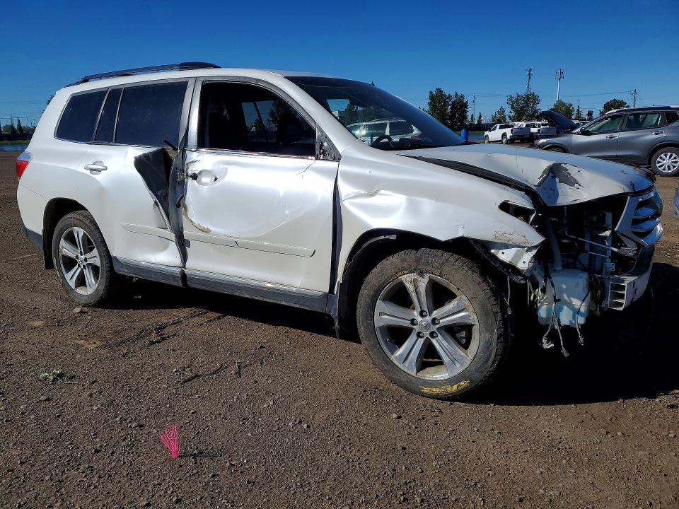 2013 Toyota Highlander VIN 5TDBK3EH1DS207972 COPART salvage auction — VANDALISM, Ab - Bos - Salvage, sold $375 on 2026-07-28 (photo 4)