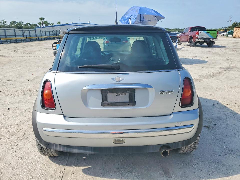 2002 Mini Cooper VIN WMWRC334X2TC37790 COPART salvage auction — FRONT END, FL - CERT OF TITLE SLVG REBUILDABLE, sold $225 on 2026-08-19 (photo 6)