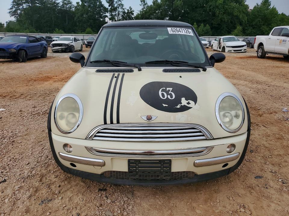 2003 Mini Cooper VIN WMWRC334X3TE13318 COPART salvage auction — MINOR DENT/SCRATCHES, NC - DEALER ONLY CLEAN TITLE, sold $225 on 2026-08-12 (photo 5)