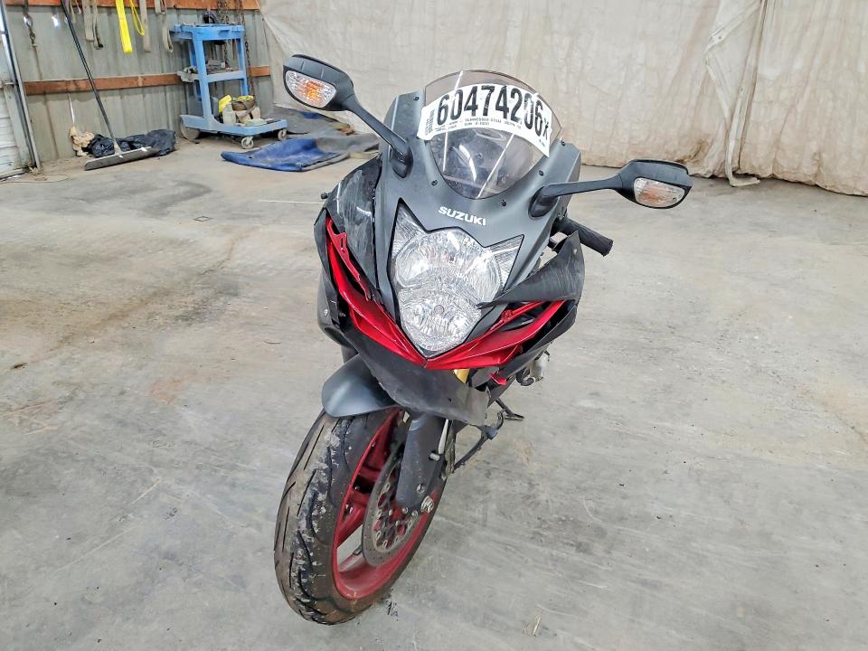 2026 Suzuki Gsx-r VIN JS1GR7MA1T7100551 COPART salvage auction — SIDE, Salvage Title, sold $1,350 on 2026-07-30 (photo 2)