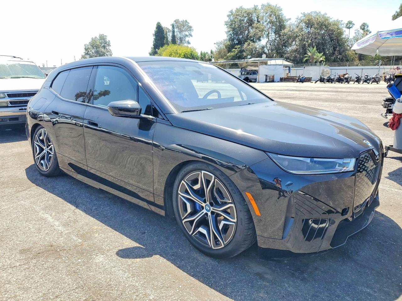 2025 BMW iX VIN WB523CF05SCU86925 COPART salvage auction — Side, Sc - Salvage Title, sold $41,500 on 2026-09-25 (photo 4)