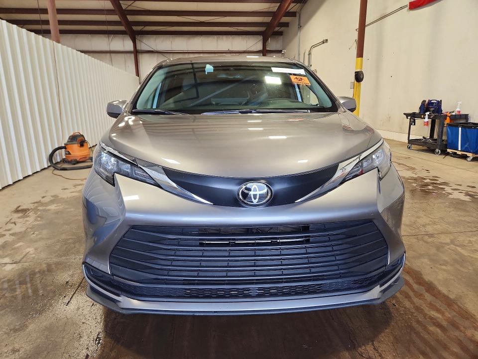 2026 Toyota Sienna VIN 5TDKRKEC6TS295197 COPART salvage auction — REAR END, FL - CERTIFICATE OF TITLE, sold $11,800 on 2026-07-27 (photo 5)