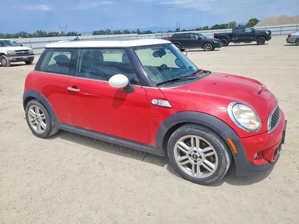 2011 Mini Cooper VIN WMWSV3C5XBTY12231 COPART salvage auction — MINOR DENT/SCRATCHES, Ca - Dis/Dlr/Exp App For Dup Clean, sold $300 on 2026-09-04 (photo 4)