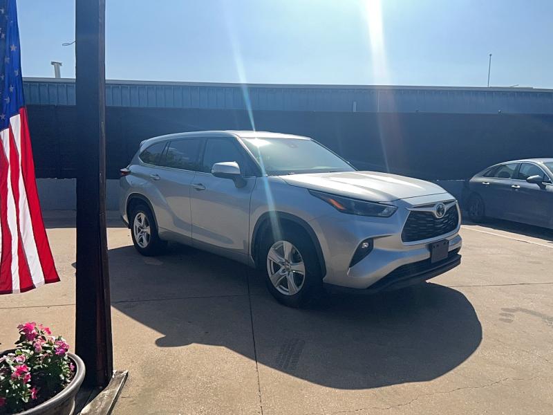 2022 Toyota Highlander VIN 5TDZZRAH3NS107358 COPART salvage auction — MINOR DENT/SCRATCHES, Tx - Certificate Of Title (P), sold $15,100 on 2026-07-27 (photo 1)