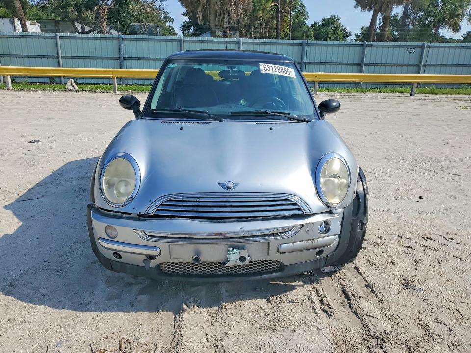 2002 Mini Cooper VIN WMWRC334X2TC37790 COPART salvage auction — FRONT END, FL - CERT OF TITLE SLVG REBUILDABLE, sold $225 on 2026-08-19 (photo 5)