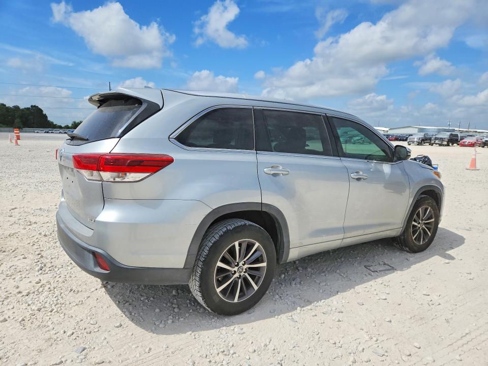 2018 Toyota Highlander VIN 5TDKZRFH9JS543393 COPART salvage auction — SIDE, Tx - Salvage Vehicle Title, sold $7,800 on 2026-07-09 (photo 3)
