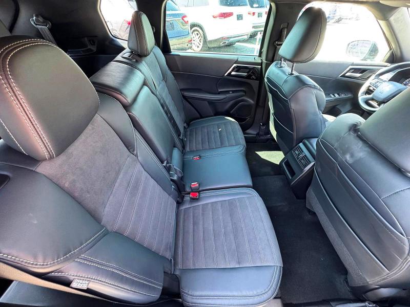 2023 Mitsubishi Outlander VIN JA4J4UA86PZ035114 COPART salvage auction — NORMAL WEAR, Fl - Certificate Of Title (P), sold $17,000 on 2026-07-31 (photo 6)