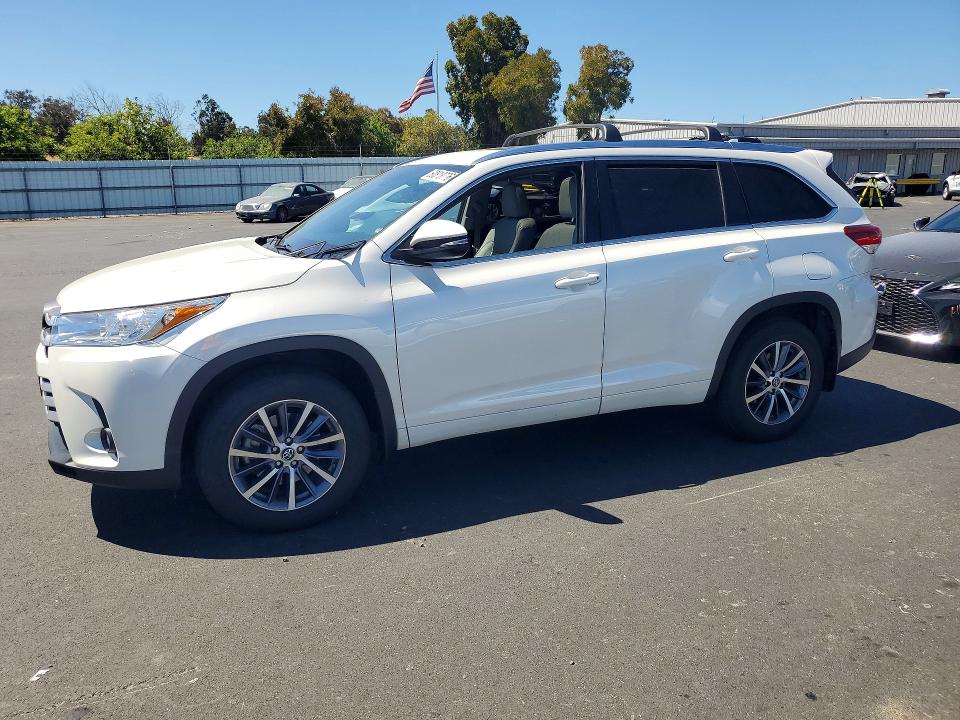 2018 Toyota Highlander VIN 5TDJZRFH1JS559664 — COPART salvage auction photo