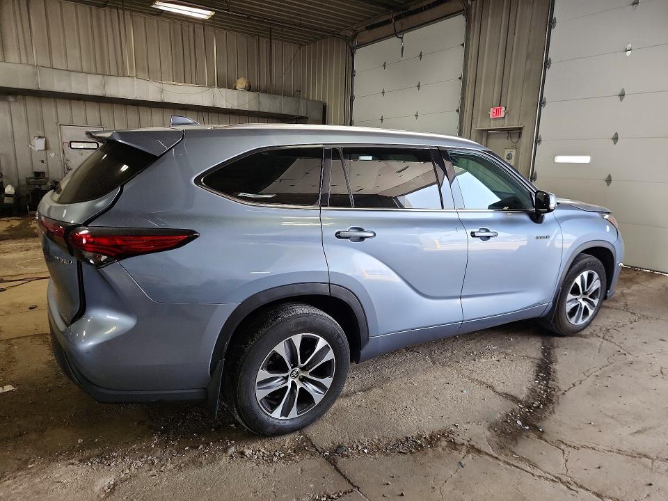 2021 Toyota Highlander VIN 5TDGBRCH4MS066049 COPART salvage auction — SIDE, Salvage Title, sold $12,500 on 2026-07-27 (photo 3)
