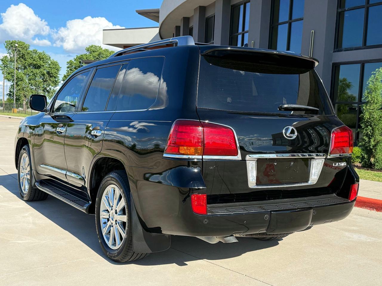 2011 Lexus LX VIN JTJHY7AX5B4083143 COPART salvage auction — Minor Dent/Scratches, Ct - Clean Title, sold $12,000 on 2026-08-20 (photo 3)