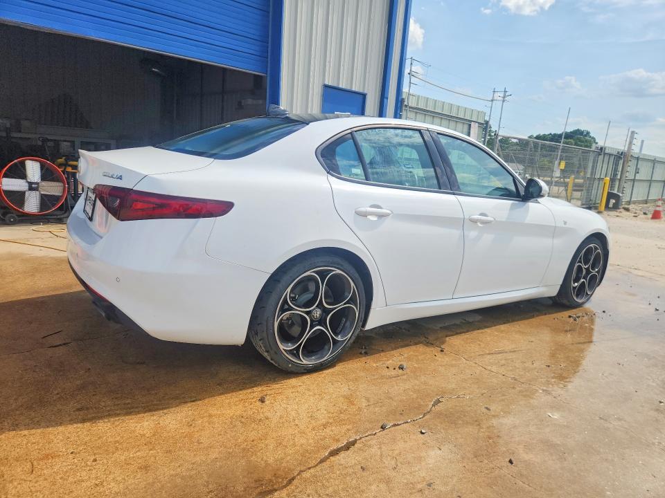 2022 Alfa romeo Giulia VIN ZARFANBN1N7656189 COPART salvage auction — MINOR DENT/SCRATCHES, TX - CERTIFICATE OF TITLE, sold $14,700 on 2026-08-25 (photo 3)