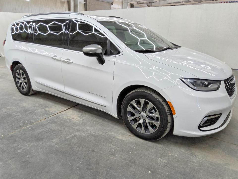 2023 Chrysler Pacifica VIN 2C4RC1N73PR542493 COPART salvage auction — NORMAL WEAR, Mo - Certificate Of Title, sold $12,400 on 2026-07-30 (photo 4)