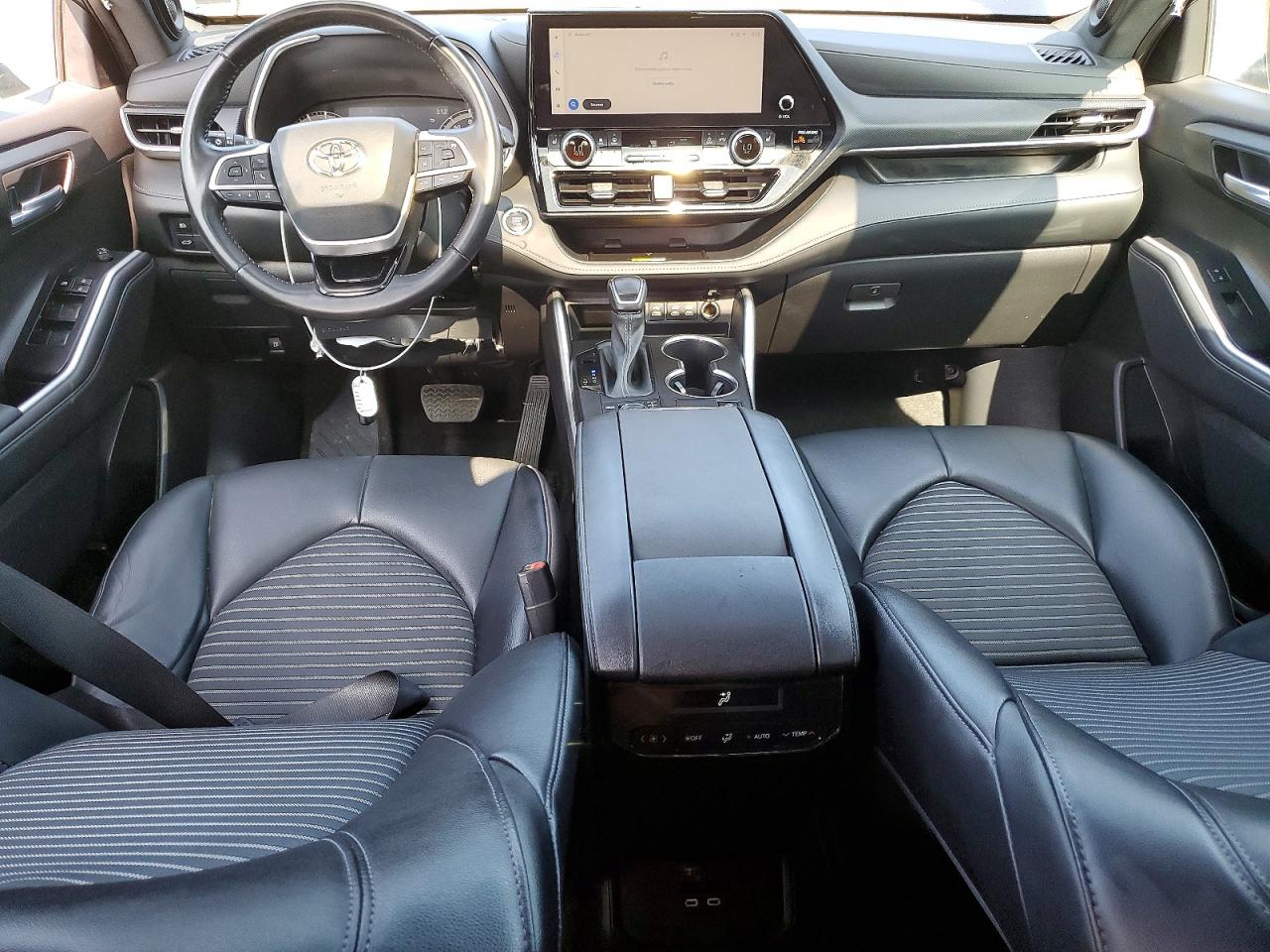 2023 Toyota Highlander VIN 5TDKDRBH0PS512837 COPART salvage auction — Front End, NY - CERTIFICATE OF TITLE, sold $19,600 on 2026-08-25 (photo 8)