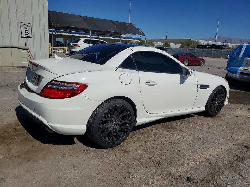 2015 Mercedes-benz Slk-klasse VIN WDDPK4HA9FF103457 COPART salvage auction — SIDE, Nv - Salvage Title, sold $2,000 on 2026-08-06 (photo 3)