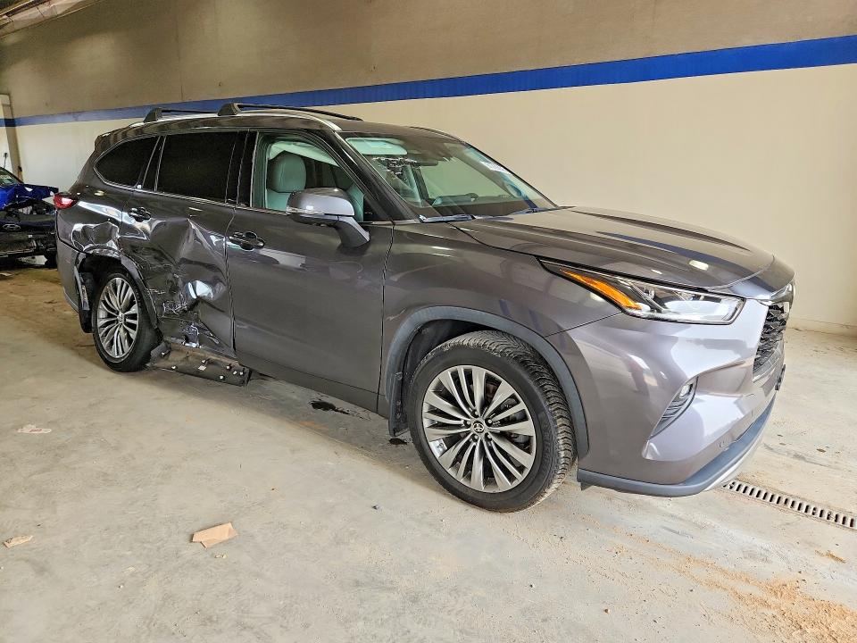 2021 Toyota Highlander VIN 5TDFZRBH2MS086163 COPART salvage auction — SIDE, VA - CERT OF TITLE - SALVAGE, sold $525 on 2026-07-31 (photo 4)