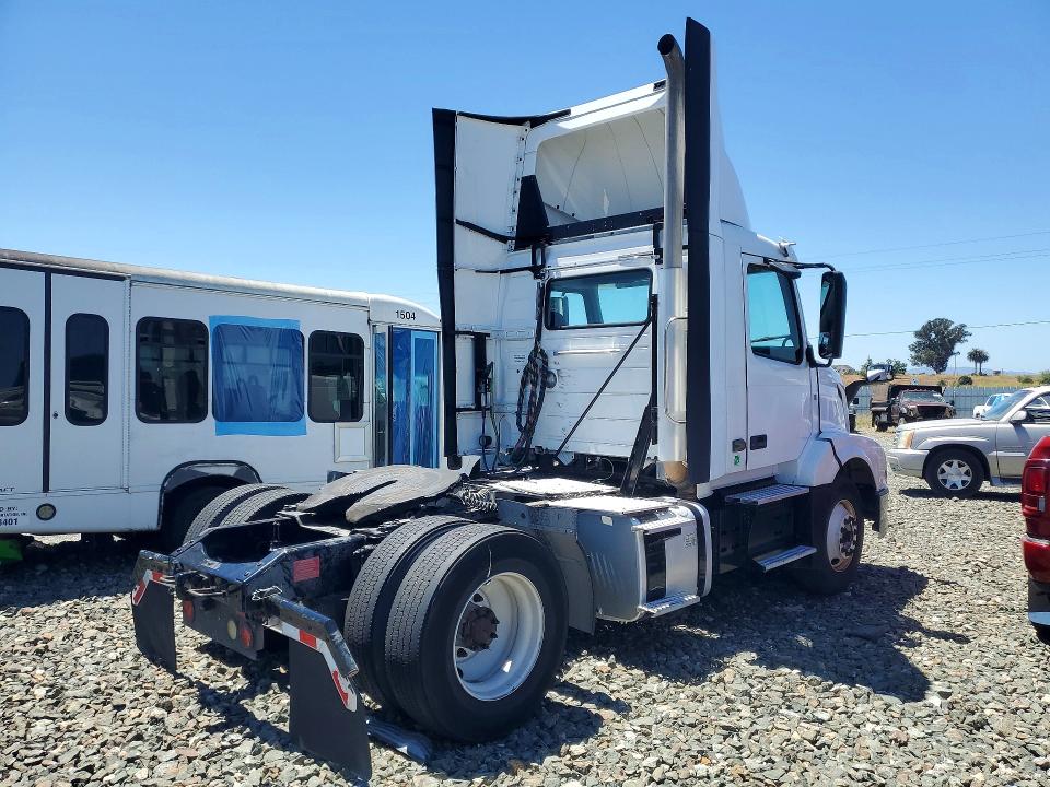 2018 Volvo VIN 4V4N39TG8JN892467 COPART salvage auction — MINOR DENT/SCRATCHES, In - Dis/Dlr/Exp Only Clean Title, sold $8,100 on 2026-08-11 (photo 3)