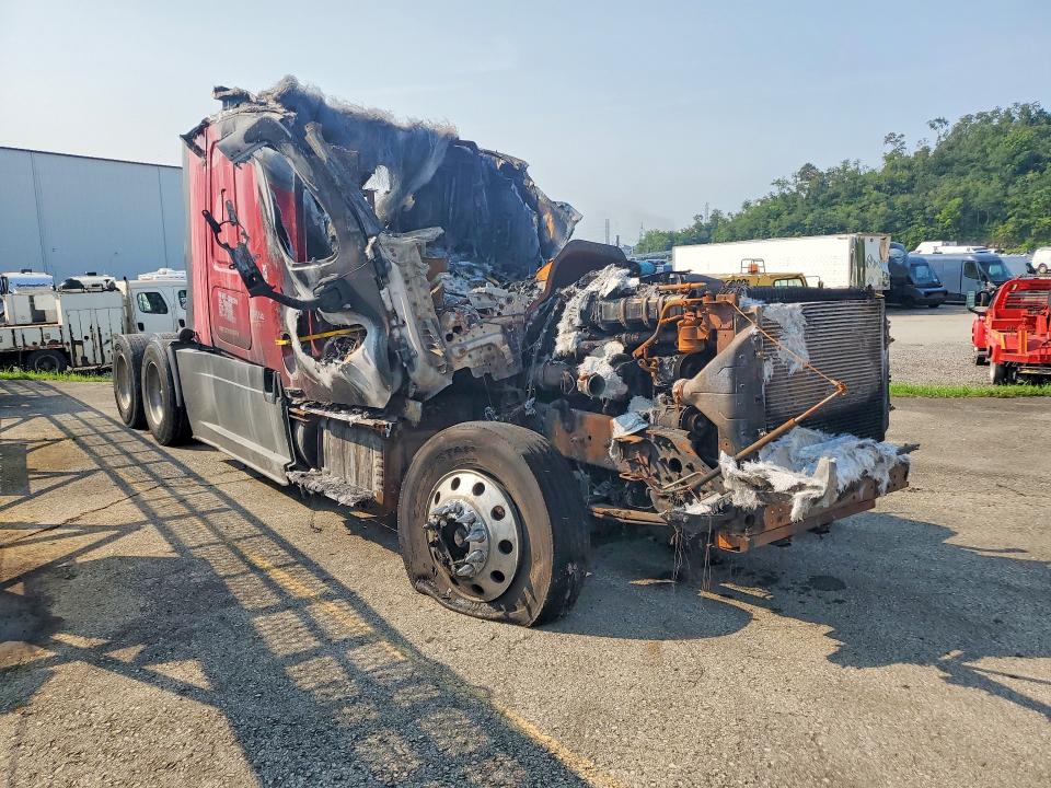 2015 Freightliner Cascadia VIN 1FUJGLD51FLGE8274 COPART salvage auction — BURN, PA - CERTIFICATE OF SALVAGE, sold $150 on 2026-07-22 (photo 4)