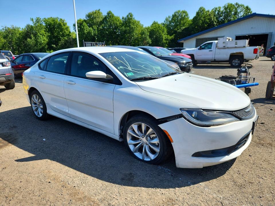 2016 Chrysler 200 VIN 1C3CCCDG4GN110449 COPART salvage auction — MINOR DENT/SCRATCHES, RI - CERTIFICATE OF TITLE (P), sold $1,800 on 2026-07-28 (photo 4)