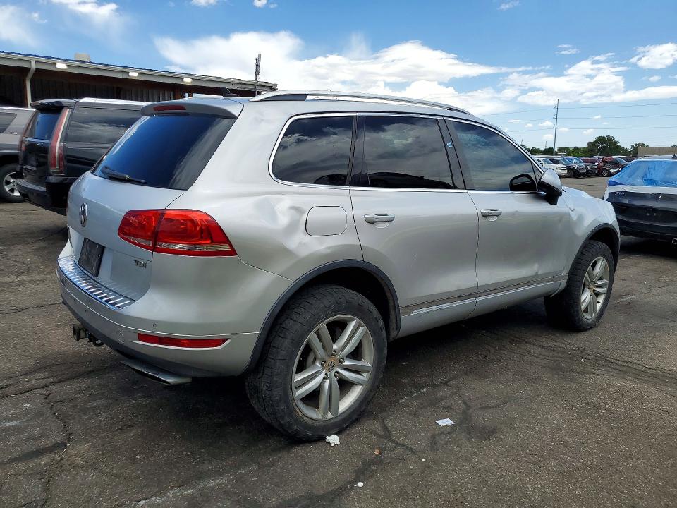 2012 Volkswagen Touareg VIN WVGFK9BP7CD001805 COPART salvage auction — ROLLOVER, Co - Salvage Title, sold $350 on 2026-08-13 (photo 3)