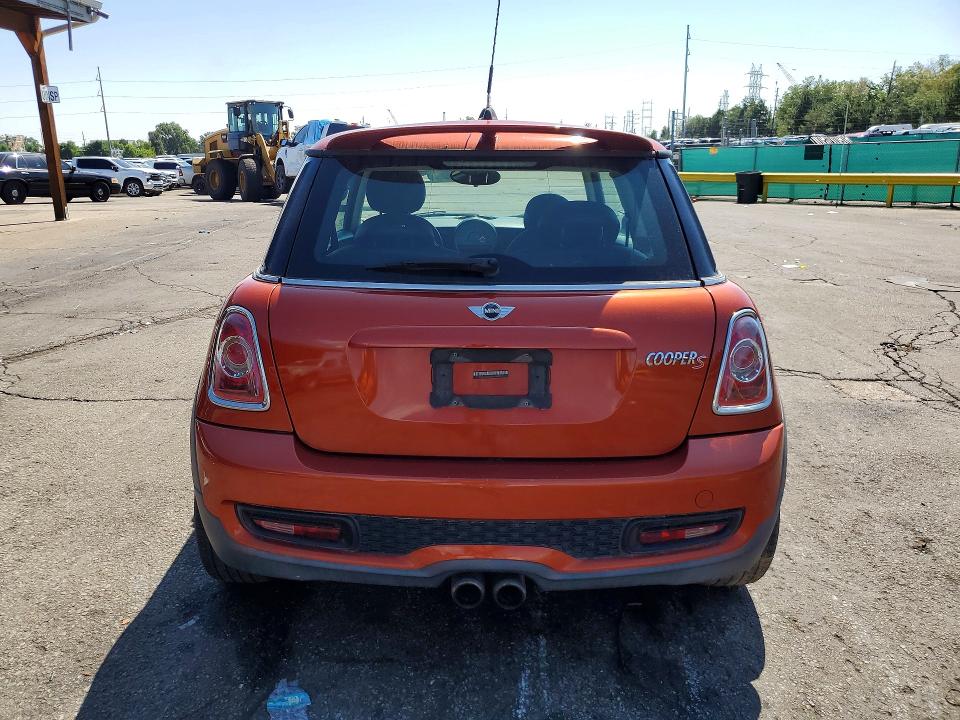 2013 Mini Hard top VIN WMWSV3C59DT389371 COPART salvage auction — MINOR DENT/SCRATCHES, Co - Dis/Dlr/Exp Only Clean Title, sold $1,250 on 2026-07-30 (photo 6)