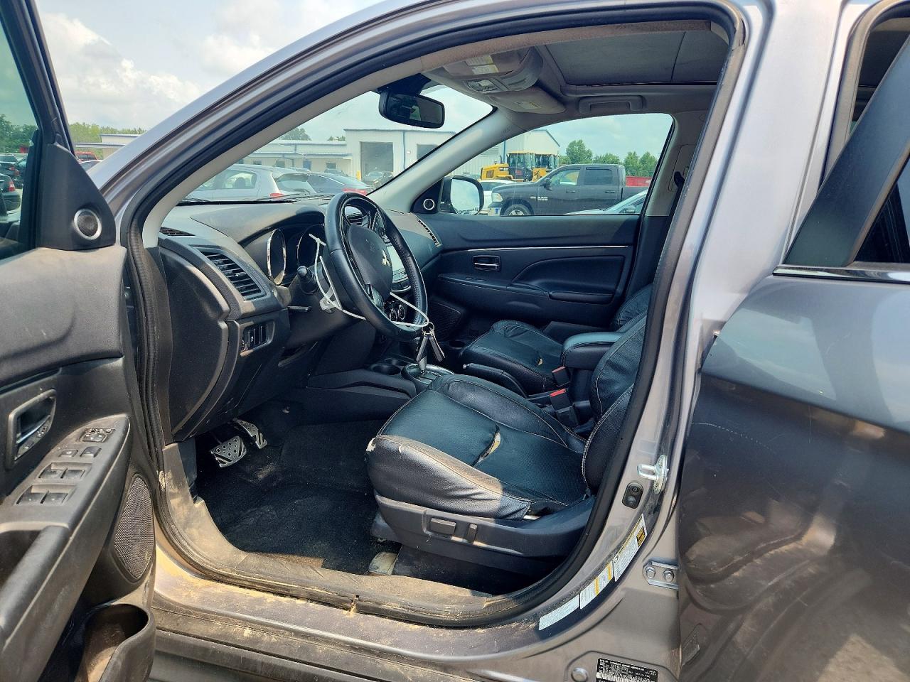 2017 Mitsubishi VIN JA4AR4AW5HZ019956 COPART salvage auction — Minor Dent/Scratches, OH - DEALER ONLY CLEAN TITLE, sold $1,650 on 2026-09-02 (photo 7)