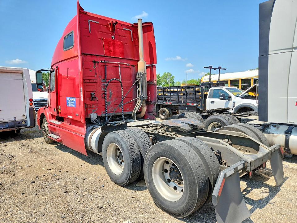 2000 Volvo VIN 4V4ND4JH7YN246522 COPART salvage auction — Burn Interior, Wv - Salvage Certificate Fire, sold $450 on 2026-08-04 (photo 2)