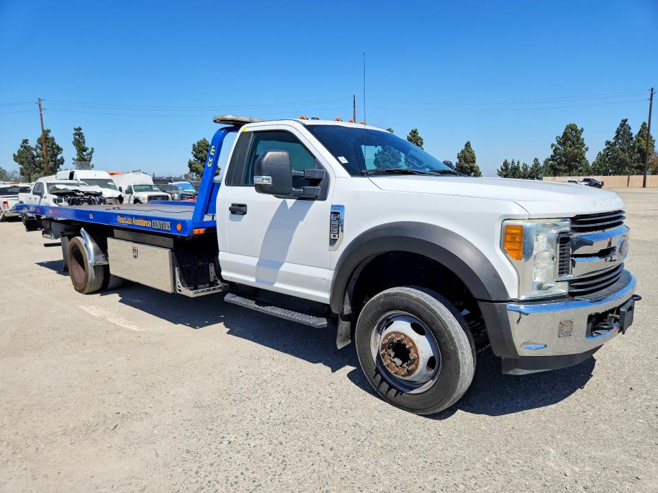 2017 Ford F-550 super duty VIN 1FDUF5GT6HEC49264 COPART salvage auction — MINOR DENT/SCRATCHES, CA - DIS/DLR/EXP ONLY CLEAN TITLE (P), sold $26,000 on 2026-07-23 (photo 4)