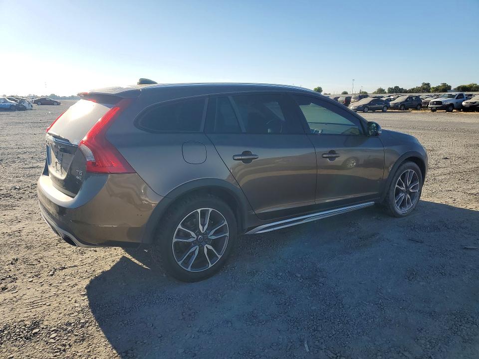 2017 Volvo V60 cross country VIN YV440MWK5H1027327 COPART salvage auction — ENGINE BURN, Nv - Dis/Dlr/Exp Only Clean Title, sold $2,400 on 2026-08-06 (photo 3)