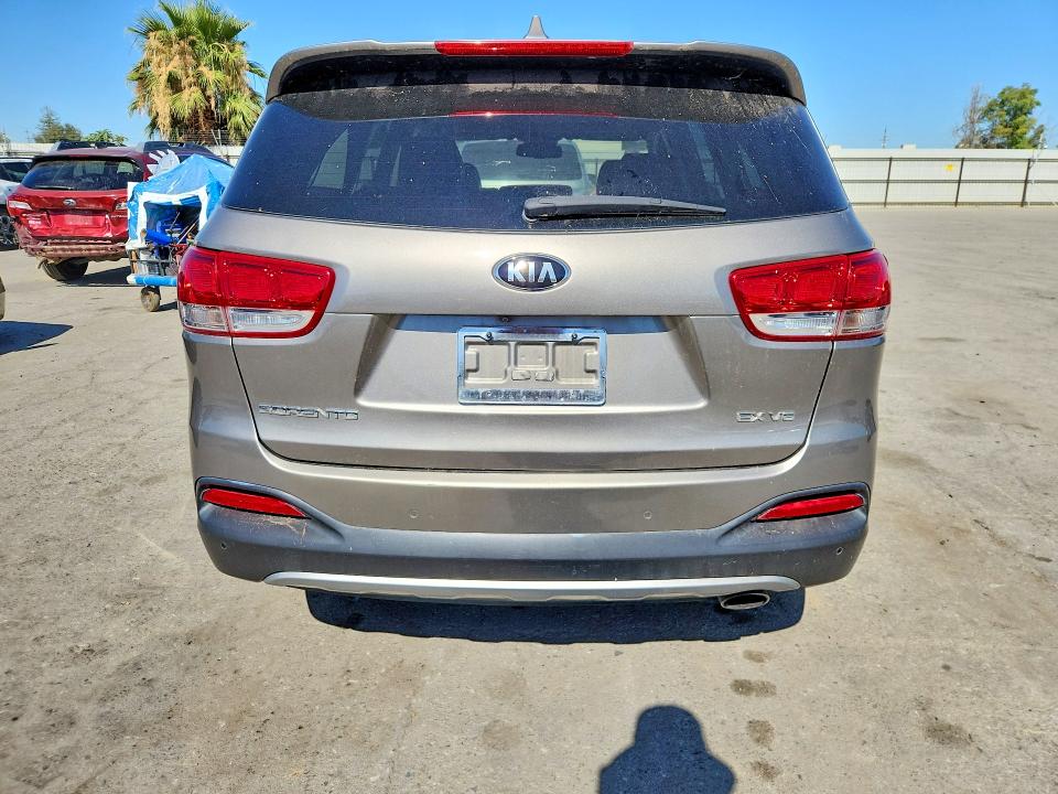 2017 Kia Sorento VIN 5XYPH4A59HG313997 COPART salvage auction — MINOR DENT/SCRATCHES, Ca - Dis/Dlr/Exp Only Clean Title, sold $2,650 on 2026-07-31 (photo 6)