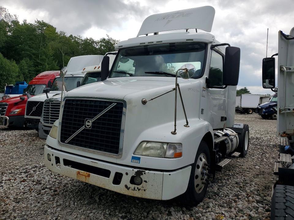 2014 Volvo VIN 4V4M19EG4EN182521 COPART salvage auction — MINOR DENT/SCRATCHES, Il - Certificate Of Title (P), sold $3,050 on 2026-08-18 (photo 1)